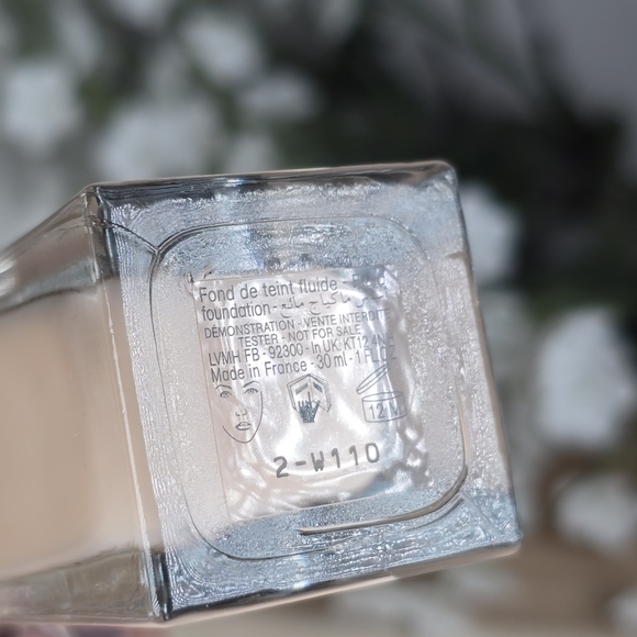 Givenchy Prisme Libre Skin-Caring Glow Foundation Full Size Shade 2-W110 Luxury - Picture 8 of 16